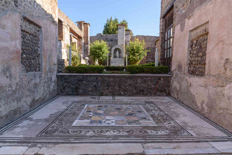 042 - Italia - Pompeya - parque arqueológico de Pompeya - Casa de Marco Lucrezio sulla Via Stabiana.jpg